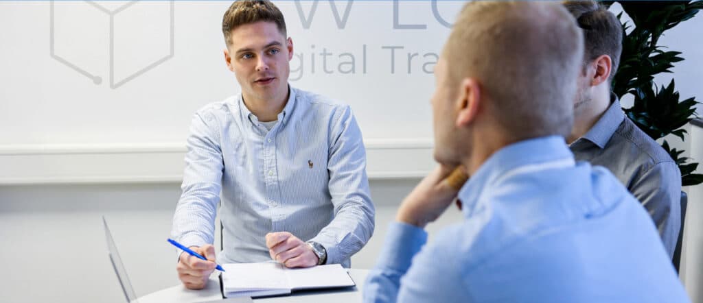 Teammeeting bei ZW Logistics – Mitarbeitende besprechen Dispositionsprozesse für effiziente Logistiklösungen